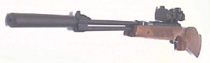 HW77 mit aufgeschraubtem Schalldämpfer und Zielfernrohr