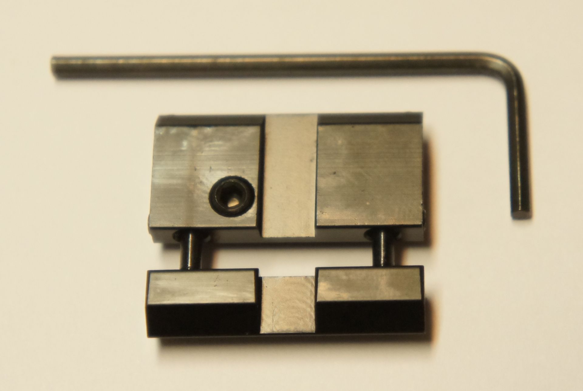 Einzelner Montagefuß- Adapter, von 21mm auf 11mm mit Stopperstift M4 Einzelner Montagefuß- Adapter, von 21mm auf 11mm mit Stopperstift M4